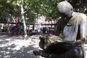 La 'Niña leyendo', obra de Belén González en Valladolid, sostiene un fragmento de Sara de Ur en un gesto silencioso de homenaje a la literatura