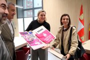 La vicepresidenta de la Junta, Isabel Blanco recibe el dorsal para participar en la Marcha de Asprona de Valladolid