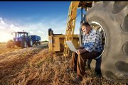 Un hombre utilizando su ordenador en el campo