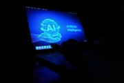 Un ordenador con las siglas AI de Artificial Intelligence (Inteligencia Artificial)