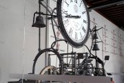 El histórico reloj del Palacio de Santa Cruz, restaurado tras permanecer desmontado y guardado durante 43 años, puede verse hoy con su maquinaria original al descubierto.