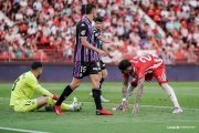 Guilherme permanece sentado sobre el césped tras el remate de Miguel, vallisoletano del Almería, mientras Torres habla con Tomeo.