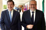 Alfonso Fernández Mañueco y Carlos Pollán, de vuelta del hall de las Cortes tras presentar el pacto de Gobierno.