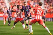Clerc intenta eludir a Lopy y Dzodic durante el reciente partido de Almería.