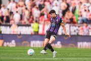 David Torres da un pase durante el reciente partido en Almería.