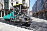 Una máquina interviene en una calle de Valladolid, en una imagen de archivo.