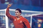 Gabriel Moya (cuatro internacionalidades como blanquivioleta) celebra un gol con España.