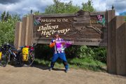 Gerardo Gallego, junto a su bicicleta Antonia y con la camiseta y la bandera del Real Valladolid, en la entrada a la Dalton Highway.