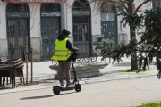 Un conductor de patinete eléctrico circula por la acera de Recoletos