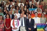 Foto de familia de los asistentes al acto oficial del Día Internacional del Orgullo LGTBIQ+.