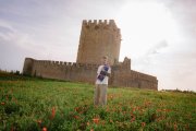 Víctor Barberá, ante el castillo de Tiedra.