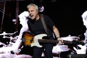 David Summers, el líder de Hombres G, dándolo todo este sábado en Simancas.