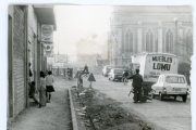 Calle Puente la Reina en obras, con vehículos y ciclistas cruzando el paso a nivel en los 70