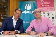 El director territorial de Cajamar (izquierda)y el presidente de FECOSVA (derecha) en la firma