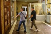Dos agentes de la Guardia Civil abandonan el Ayuntamiento de Soria tras el registro el pasado 23 de junio.