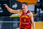 Sergio De Larrea celebra una canasta en el Eurobasket.