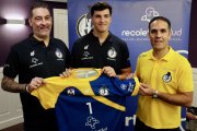 Asier Iribar, entre el segundo entrenador Óscar Ollero y el presidente David Arranz.