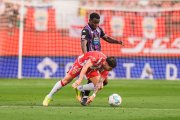 El mediocentro blanquivioleta Alani, ante el almeriense Embarba durante el último partido de la pasada Liga.