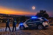 Dos agentes visualizan el eclipse desde Cabezón del Pisuerga