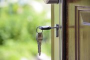 Una llave abre las puertas de una vivienda.
