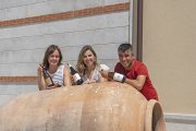 Antonio y Manuela Arévalo, junto a Reyes Martínez-Sagarra, enóloga de la bodega.