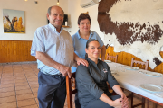 María, junto a sus padres Carmen y Pepe, en el comedor de Racha