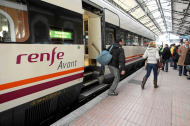 Un modelo del tren Avant en la estación de trenes del Campo Grande de Valladolid.-ICAL
