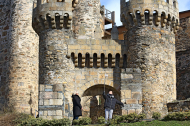 La portada gótica de la fortaleza fue construida por el conde de Lemos en la segunda mitad del s. XV - ICAL