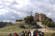 Un grupo de senderistas se aproxima a la ermita de San Frutos en el Parque Natural de las Hoces del Duratón.