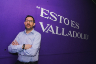 Lolo Encinas en una de las paredes del club tras su presentación como entrenador del Real Valladolid Baloncesto.