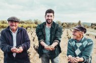 Luis Martín de la Fuente junto a unos viticultores del Arlanza.