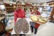 Patricia y Milagros García Puente posan con una versión XL de sus tradicionales palmeras y raquetas. Junto a los tres hermanos que se encargan del obrador 
custodian el legado artesano de Silma.