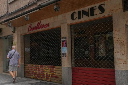 Calle de Leopoldo Cano con los cines Casablanca en imagen. -J.M. LOSTAU