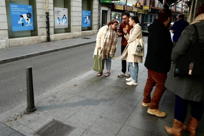 Un artista callejero realiza sombras en distintos puntos de Valladolid.- J.M. LOSTAU