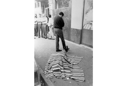 Manuel López Represa, de espaldas, junto al cuerpo de su padre tendido en el suelo el 15 de junio de 1990. | E. M.