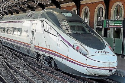 El Avant con destino Madrid durante una parada en la estación de Valladolid.