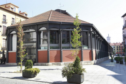 Fachada acristalada del tradicional Mercado del Val.-J.M.LOSTAU