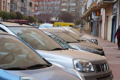 El polvo africano cubre de barro los coches en Valladolid. ICAL