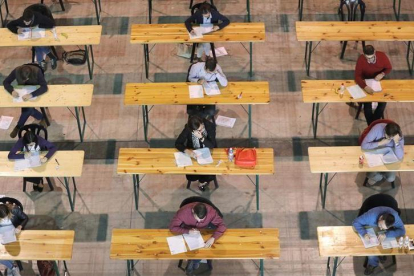 Opositores durante examen de oferta pública de empleo, imagen de archivo.- E.M