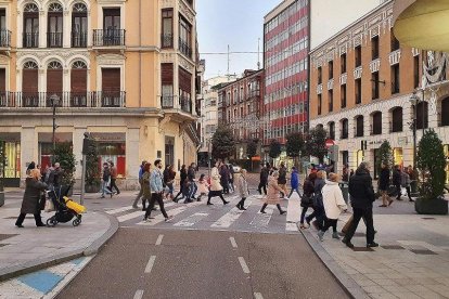 Paso peatonal con semáforo en el cruce de Claudio Moyano con la calle Santiago.-PHOTOGENIC / PABLO REQUEJO