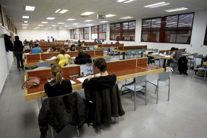 Imagen de archivo de universitarios estudiando en el Aulario vallisoletano-PABLO REQUEJO