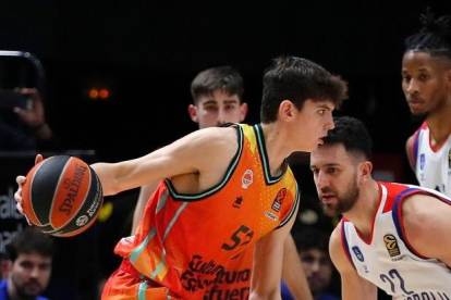 Sergio de Larrea en su debut en la Euroliga ante el Efes de Estambul. / EM