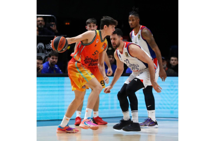 Sergio de Larrea en su debut en la Euroliga ante el Efes de Estambul. / EM