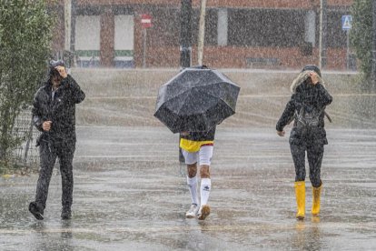 Temporal de lluvia y viento en Valladolid. -PHOTOGENIC