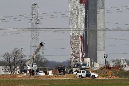 Guardias civiles, inspectores de trabajo y personal judicial, en el aerogenerador, poco después del doble accidente mortal. J.M. LOSTAU