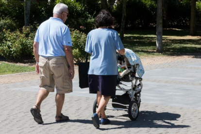 Imagen de unos abuelos paseando con su nieto por las calles de Valladolid.-PABLO REQUEJO (PHOTOGENIC)