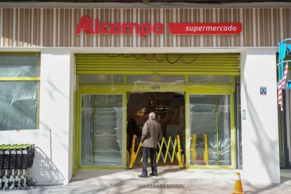 Supermercado Alcampo en el Paseo de Zorrilla frente a la plaza de toros de Valladolid. J. M. LOSTAU