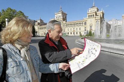 Dos turistas consultan un plano en la plaza de Zorrilla de Valladolid-J.M.Lostau