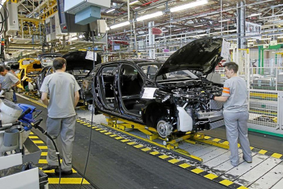 Operarios trabajando en la cadena de montaje en la fábrica de Renault de Valladolid.-J.M.LOSTAU