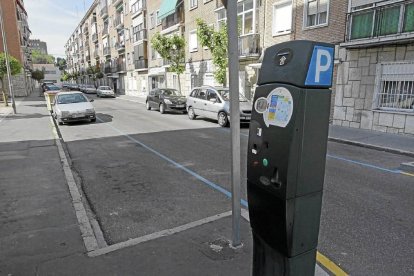 Parquímetro en una zona con estacionamiento de la ORA en el barrio Cuatro de Marzo.-J.M. Lostau
